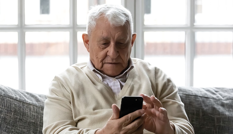 Monsieur utilise son téléphone pour contrôler le chauffage