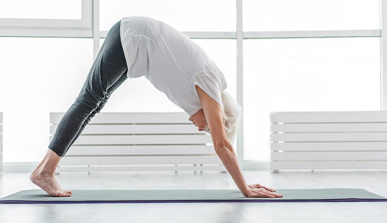 Le yoga comme exercise d'équilibre pour les personnes âgées.