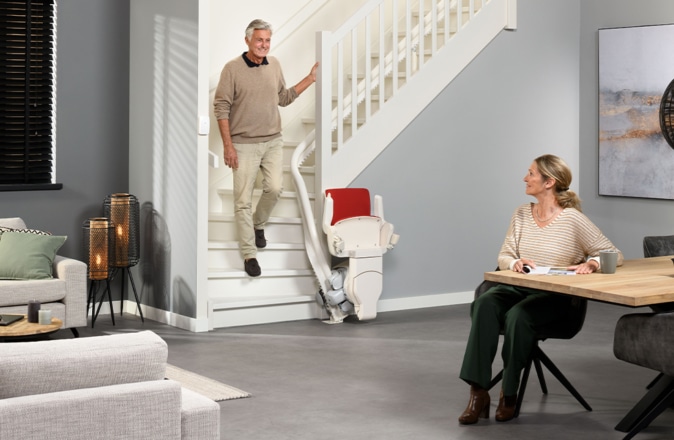 Grâce au rail de 60mm, l'Otolift Modul-Air Smart peut facilement être installé sur la courbe intérieure de l'escalier.