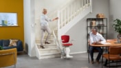 Grâce au rail de 60mm, l'Otolift Modul-Air peut facilement être installé sur la courbe intérieure de l'escalier.