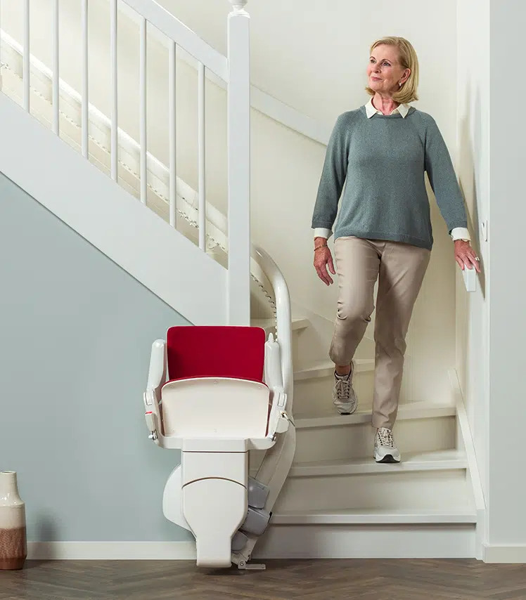 Un monte-escalier Otolift peut être installé du côté intérieur de l'escalier. Cela permet de maintenir l'escalier praticable.