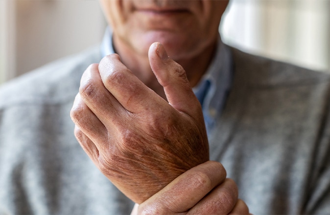 Un homme âgé souffre de rhumatisme de la main. 