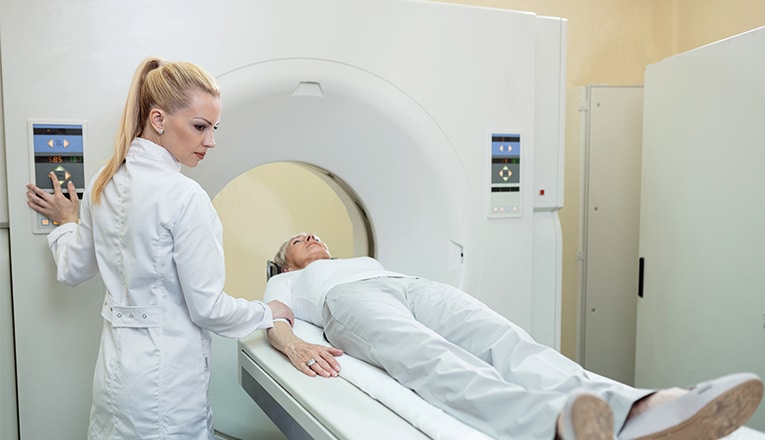Les médecins recourent à un CT-scan ou à un scan IRM du cerveau pour trouver la attaque
